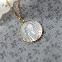 Médaille de baptême Vierge au voile étoilée nacre - En Or - Laudate