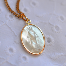 Médaille de baptême Vierge Ovale Nacre - En Or - Laudate