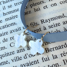 Boucles d'oreilles Croix Romane nacre