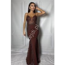 Czekoladowa sukienka z gipiurą – zmysłowa suknia wieczorowa Lejdi.pl