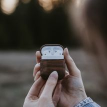 Étui pour AirPods en noyer - Bois - Idée cadeau Noël - Cadeau Homme - Cadeau Femme - Cadeau Papa - Cadeau Maman - Oakywood - Les Raffineurs