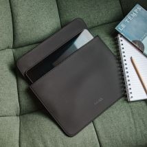 Housse pour iPad ou tablette - Rains - Taupe - Idée cadeau Noël - Cadeau Homme - Cadeau Femme - Les Raffineurs