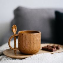 Mug original en céramique avec cuillère intégrée - Orange - Bois - Idée cadeau Noël - Cadeau Femme - Cadeau Maman - Cadeau Crémaillère - United By 