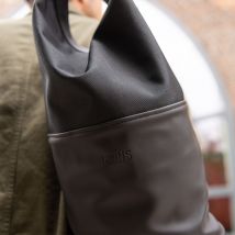 Sac seau - Rains - Noir - Idée cadeau Noël - Cadeau Homme - Cadeau Femme - Cadeau Papa - Cadeau Maman - Les Raffineurs