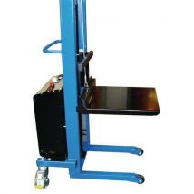 Adaptable platform on manual pallet stacker forks 849m3