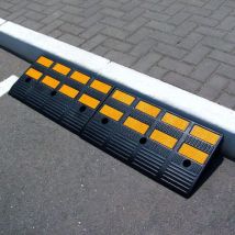 Gumowy profil najazdowy do krawężnika, wysokość 150 mm Manutan