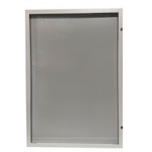 AME - Vitrina exterior fundo branco – 16 folhas – moldura branca,