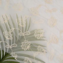 Tissu résille brodé fleur écru - Mondial Tissus