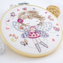 Kit broderie Quand Salomé joue à la fée - Un chat dans l'aiguille - Un chat dans l'aiguille - Mondial Tissus