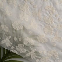 Tissu voile tencel polyester coton brodé floral écru - Mondial Tissus