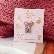 Pin's Crafty Girl Club - Lise Tailor - Lise Tailor - Mondial Tissus