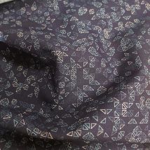 Percale coton chemise marine impression digitale triangle bleu - Mondial Tissus