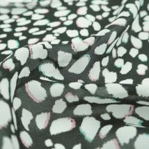 Tissu crêpe georgette de viscose noir tâches blanches - Mondial Tissus