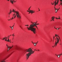 Tissu cretonne imprimé taureaux et chevaux sauvages rouge - Mondial Tissus