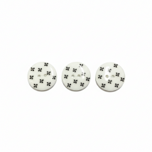 Carte de 3 boutons 2 trous 25 mm blancs à fleurette noir et blanc - Récréatys - Mondial Tissus
