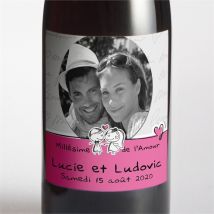 Etiquette de bouteille mariage Amoureux illustrés personnalisable - Couleur Rose - 9,5 x 9,5 cm - Monfairepart