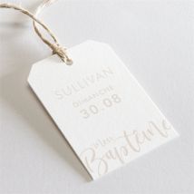 Etiquette baptême Lettre de cuivre personnalisable - Couleur Blanc et Gris - 4 x 6 cm - Monfairepart