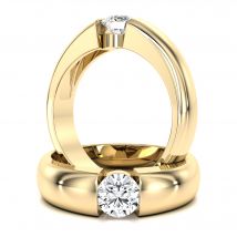 A beautiful round brilliant cut solitaire diamond ring in 18ct yellow gold