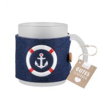 Tasse aus Milchglas satiniert mit maritimer Filzbanderole - Anker & Rettungsring
