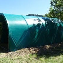 Abris de stockage robuste Ø 32 - Forme tunnel - 3 x 6m (18m2) - Bâche PVC verte à ourlet