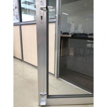 Système d'ouverture de porte avec le pied