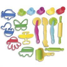 Lot de 17 accessoires de modelages : rouleaux, spatules, emporte-pièces, seringues avec embouts.