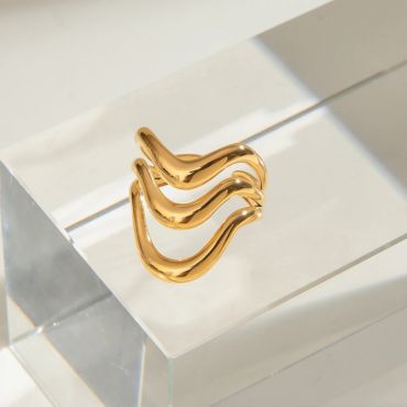 Stylish Gold-Tone Wavy Ring