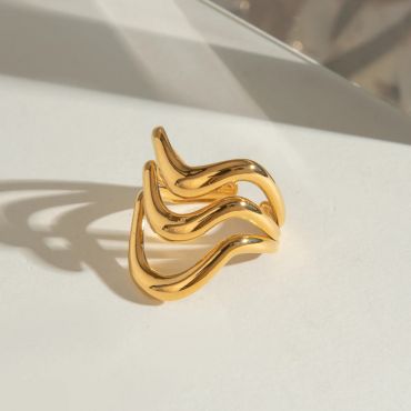Stylish Gold-Tone Wavy Ring