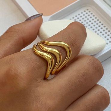 Stylish Gold-Tone Wavy Ring