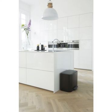 Brabantia - Polkimella varustettu roskakori 36 litraa mattamusta