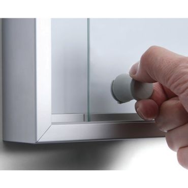 Showdown Displays - Sisävitriini liukuovilla - Hopea 1540 mm leveä magneettinen tausta