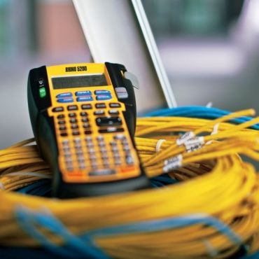 Dymo RhinoPRO 5200 Industry - Tarratulostin - 88 mm leveä - D1-nauhat - AA/LR6 paristot