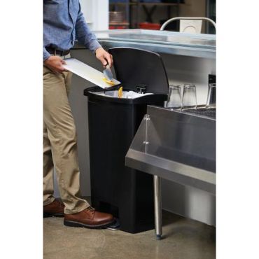Rubbermaid - Roskakori Slim Jim Step On - 68 L - Musta - Polkimella avattava - Muovi