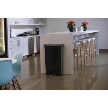 Rubbermaid - Roskakori Slim Jim Step On - 68 L - Musta - Polkimella avattava - Muovi