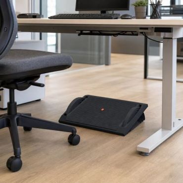 Twinco - Jalkatuki Aktiivi Musta - Ergonominen Säädettävä Korkeus 6-12 cm Leveys 54 cm