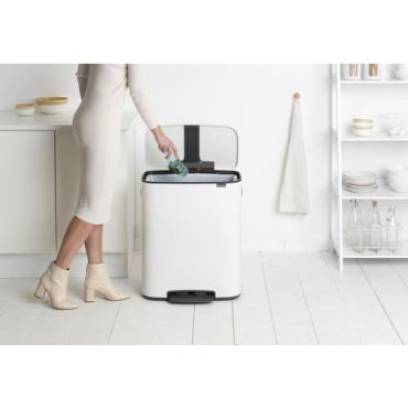 Brabantia - Polkimella varustettu roskakori 60 L valkoinen - Ruostumaton teräs ja muovi - Sisäkäyttöön