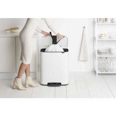 Brabantia - Polkimella varustettu roskakori 60 L valkoinen - Ruostumaton teräs ja muovi - Sisäkäyttöön