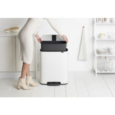 Brabantia - Polkimella varustettu roskakori 60 L valkoinen - Ruostumaton teräs ja muovi - Sisäkäyttöön