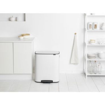 Brabantia - Polkimella varustettu roskakori 60 L valkoinen - Ruostumaton teräs ja muovi - Sisäkäyttöön