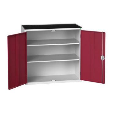 Bott - Kaappi Verso ovilla 2 hyllyä teräs 1050x550x1015 mm vaaleanharmaa/tummanpunainen